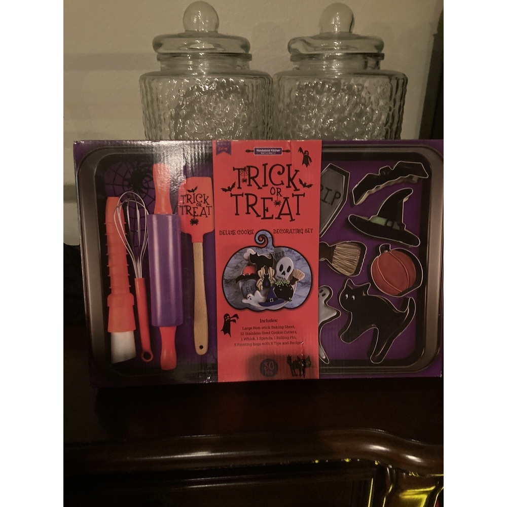 Handstand Kitchen 30 Piece  Halloween Cookie Cutter Set, Deluxe Baking Set New